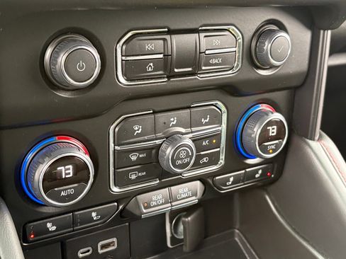 Used 2022 Chevrolet Suburban RST w/ Luxury Package image 21