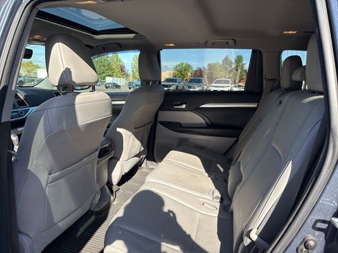 Used 2017 Toyota Highlander XLE AWD/4WD image 18