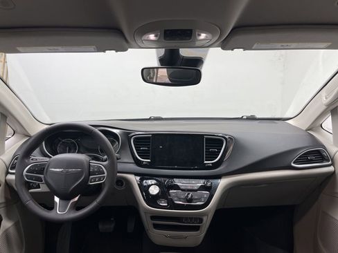 Used 2024 Chrysler Pacifica Touring-L image 17