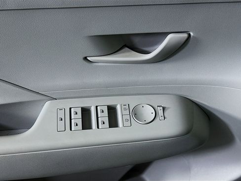 Used 2025 Hyundai Kona SEL image 15