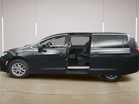 Used 2023 Chrysler Pacifica Touring-L FWD image 9