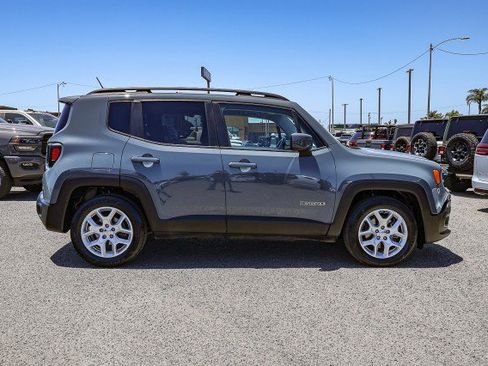 Used 2017 Jeep Renegade Latitude FWD image 3