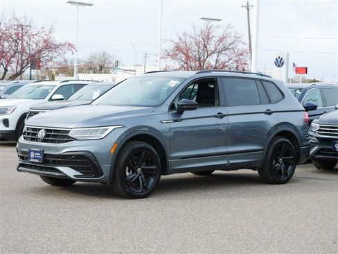 Certified 2024 Volkswagen Tiguan SE R-Line image 3