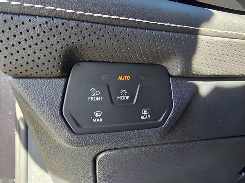 Used 2025 Volkswagen Atlas SE image 18