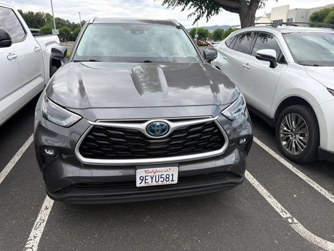 Used 2023 Toyota Highlander XLE AWD/4WD image 3