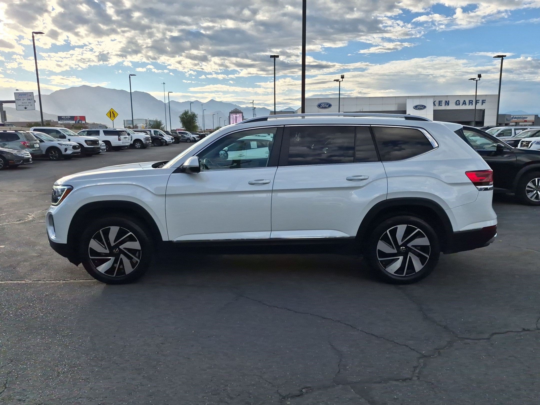 Used 2025 Volkswagen Atlas SEL AWD/4WD image 10