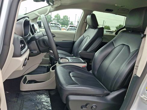 Used 2024 Chrysler Pacifica Touring-L FWD image 16
