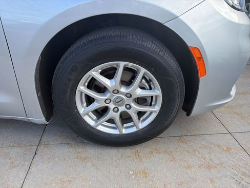 Used 2024 Chrysler Pacifica Touring-L FWD image 13