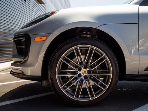 Certified 2026 Porsche Macan AWD/4WD image 11