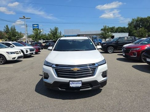 Used 2023 Chevrolet Traverse LT w/ LT Premium Package AWD/4WD image 2