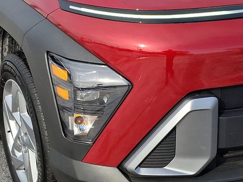 Certified 2025 Hyundai Kona SE image 9