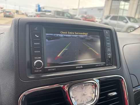 Used 2016 Chrysler Town & Country Touring image 24