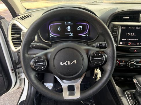 Used 2025 Kia Soul LX w/ LX Technology Package FWD image 25