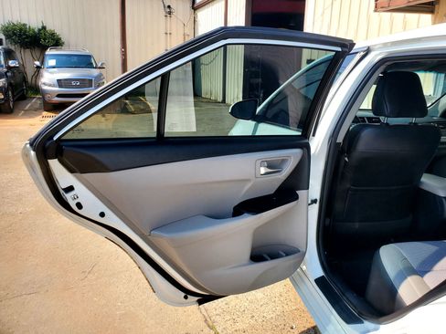 Used 2017 Toyota Camry SE FWD image 22