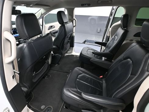 Used 2022 Chrysler Pacifica Touring-L FWD image 35