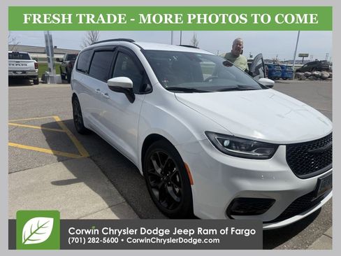 Used 2023 Chrysler Pacifica Touring-L w/ Uconnect Theater Family Group FWD image 1