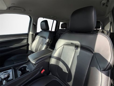 Used 2024 Jeep Grand Cherokee Limited w/ Luxury Tech Group II image 24