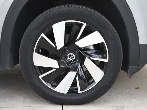 Used 2025 Volkswagen Atlas Cross Sport SE image 31