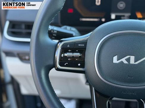 Used 2025 Kia Carnival EX image 20