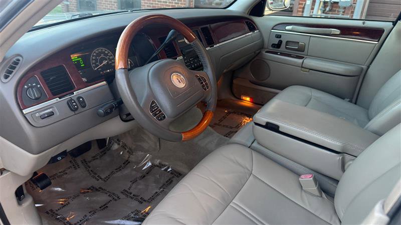 Used 2004 Lincoln Town Car Ultimate RWD image 25