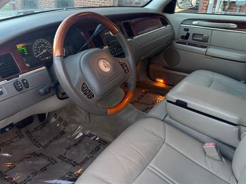 Used 2004 Lincoln Town Car Ultimate image 25
