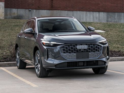 Certified 2025 Audi Q5 Premium w/ Convenience Package image 2