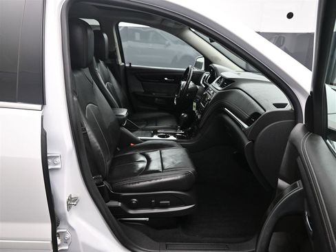 Used 2017 Chevrolet Traverse LT image 9