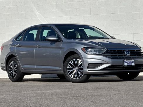 Used 2020 Volkswagen Jetta SE image 2