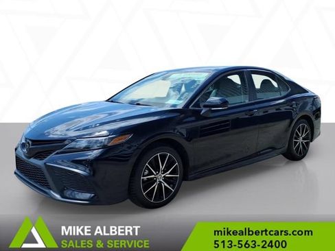Used 2023 Toyota Camry SE FWD image 3