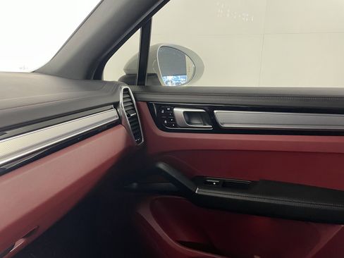 Used 2020 Porsche Cayenne S image 14