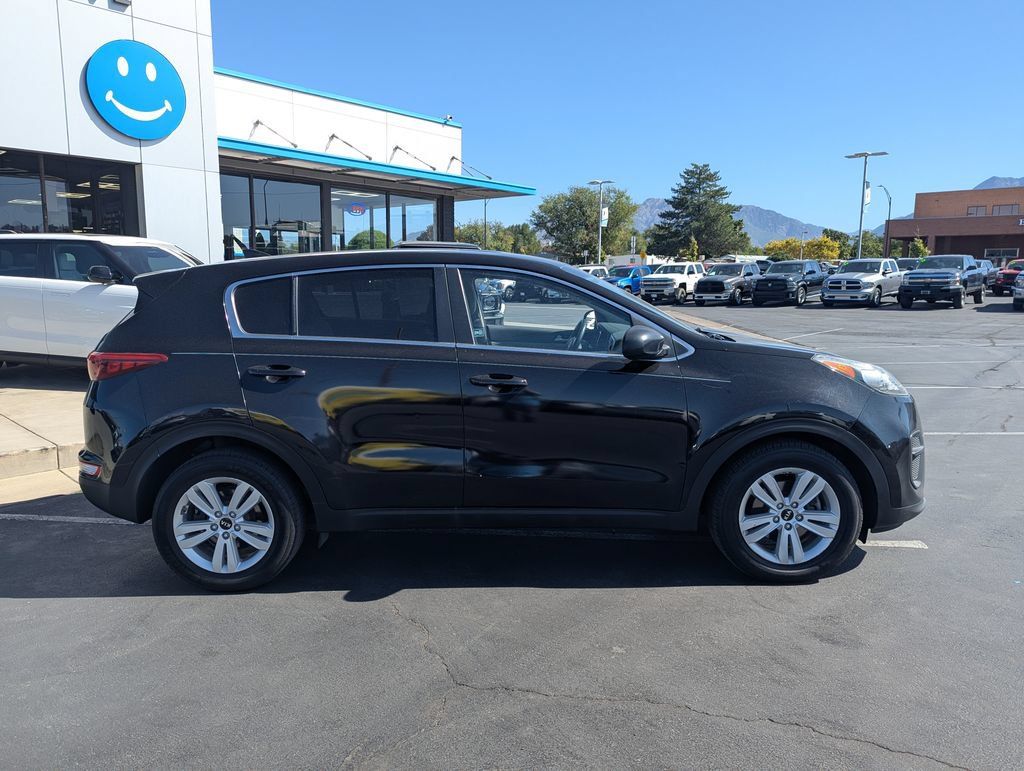 Used 2017 Kia Sportage LX FWD image 2