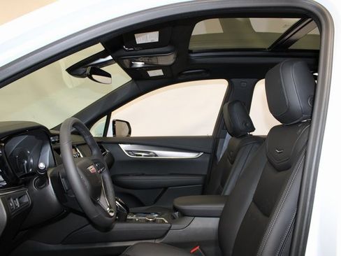 New 2025 Cadillac XT6 Luxury image 6