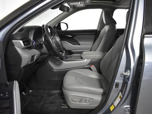 Used 2020 Toyota Highlander XLE AWD/4WD image 11