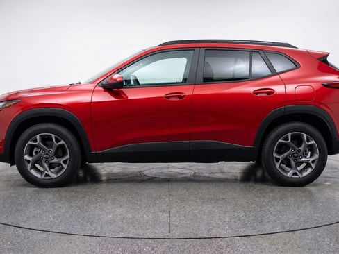 Used 2025 Chevrolet Trax LT FWD image 5
