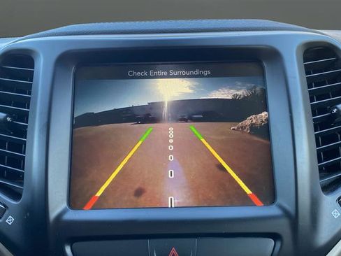 Used 2017 Jeep Cherokee Latitude w/ Cold Weather Group image 9