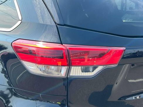 Used 2018 Toyota Highlander Plus AWD/4WD image 11