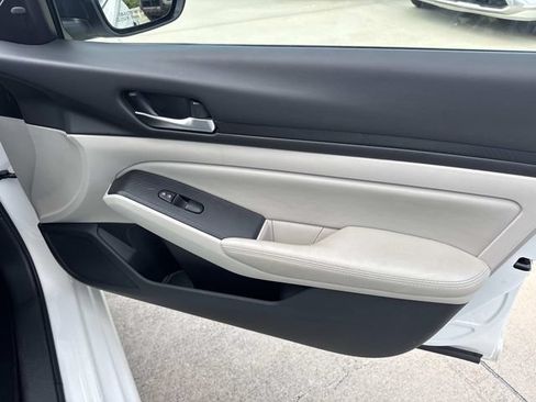 Used 2025 Nissan Altima 2.5 SV FWD image 18