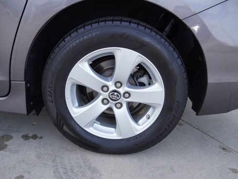 Used 2018 Toyota Sienna LE image 12