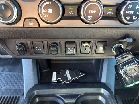 Used 2019 Toyota Tacoma TRD Off-Road AWD/4WD image 18