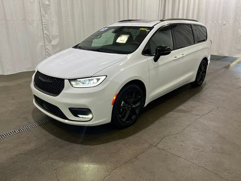 Used 2025 Chrysler Pacifica Limited FWD image 8