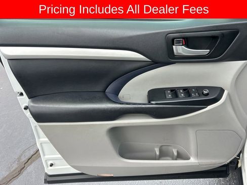 Used 2019 Toyota Highlander XLE FWD image 3