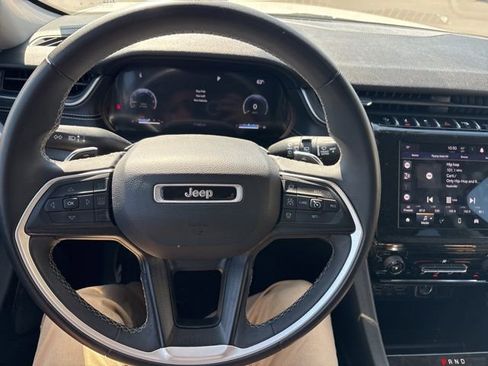 Used 2023 Jeep Grand Cherokee Laredo image 25