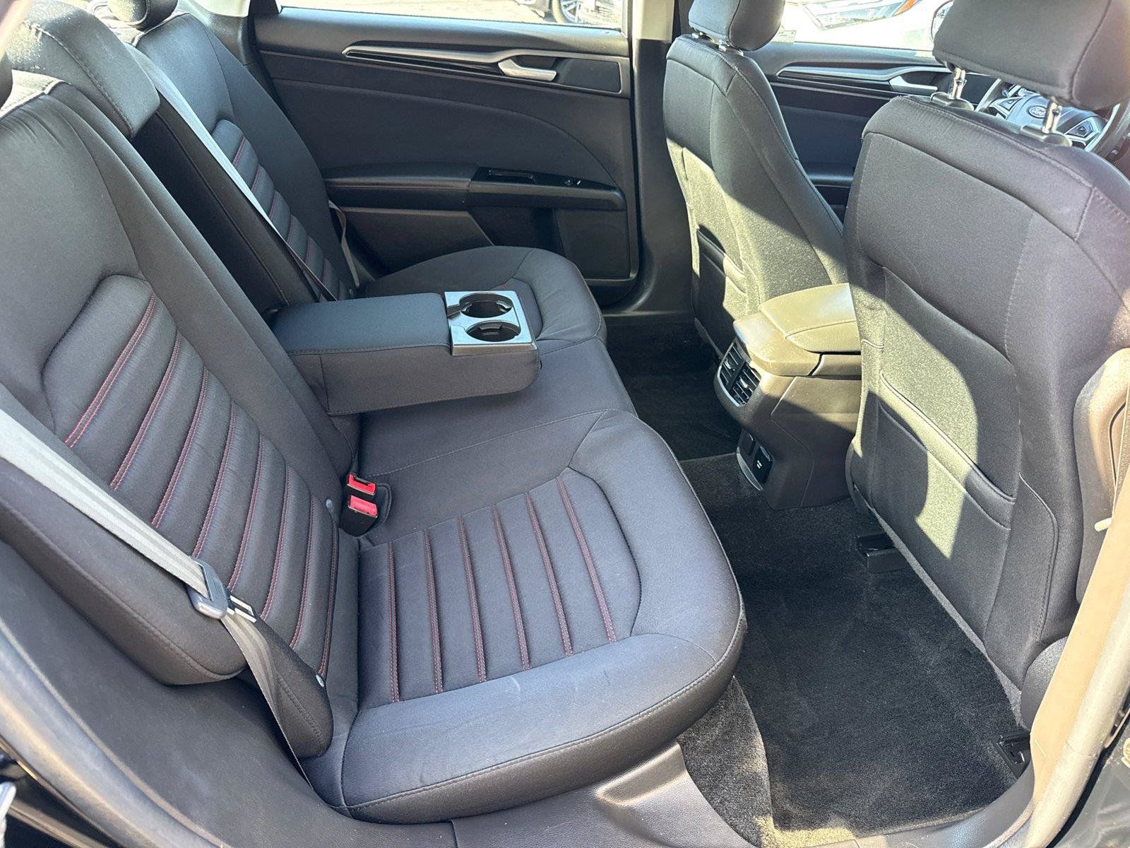 Used 2016 Ford Fusion SE FWD image 17