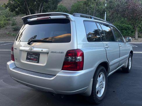Used 2005 Toyota Highlander 2WD V6 w/ 3rd Row image 8