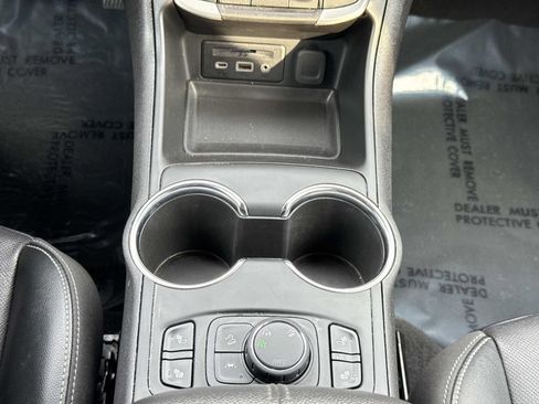 Used 2023 GMC Terrain SLT image 12