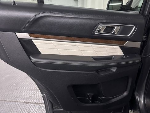 Used 2016 Ford Explorer Platinum image 29