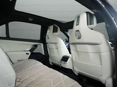 Used 2023 BMW 760i xDrive w/ Executive Package image 36