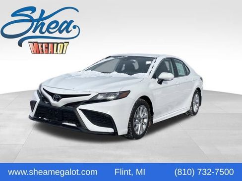 Used 2023 Toyota Camry SE image 1