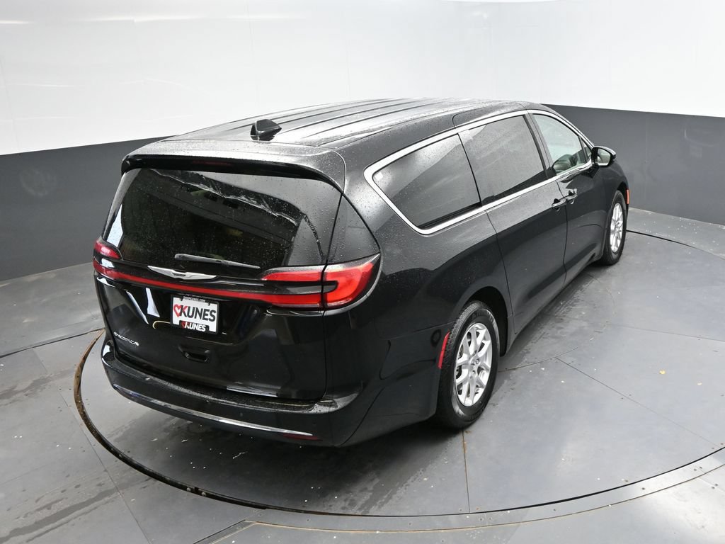 Used 2024 Chrysler Pacifica Touring-L FWD image 29