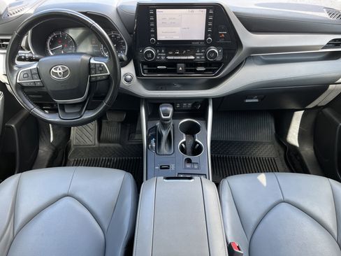 Used 2022 Toyota Highlander XLE image 3